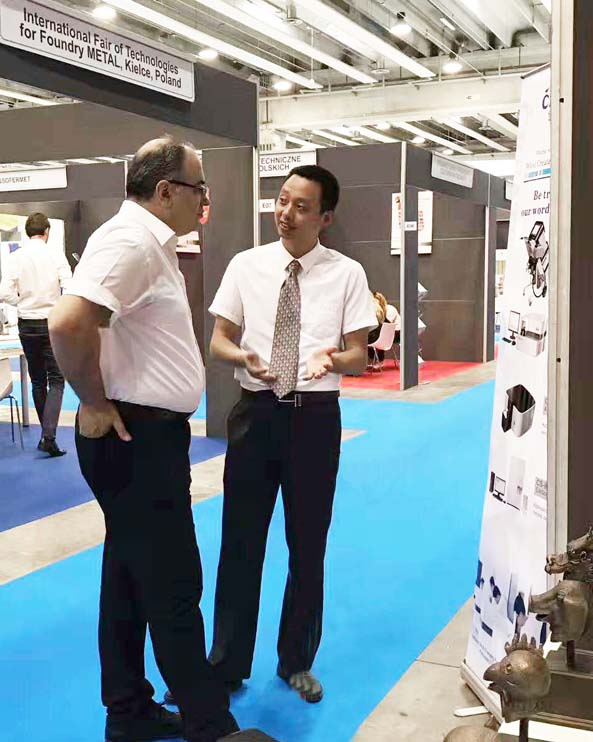 創(chuàng)想儀器系列國產(chǎn)直讀光譜儀大受參會意大利企業(yè)家們歡迎。